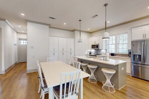 Dining - Lake-view condo with a pool, hot tub, & balcony - walking distance to beach (Santa Rosa Beach)