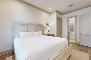 3 bedrooms, WiFi, bed sheets - Lake-view condo with a pool, hot tub, & balcony - walking distance to beach (Santa Rosa Beach)