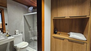 Deluxe-huvila, osittainen merinäköala | Kylpyhuone | Hiustenkuivaaja, pyyhkeet