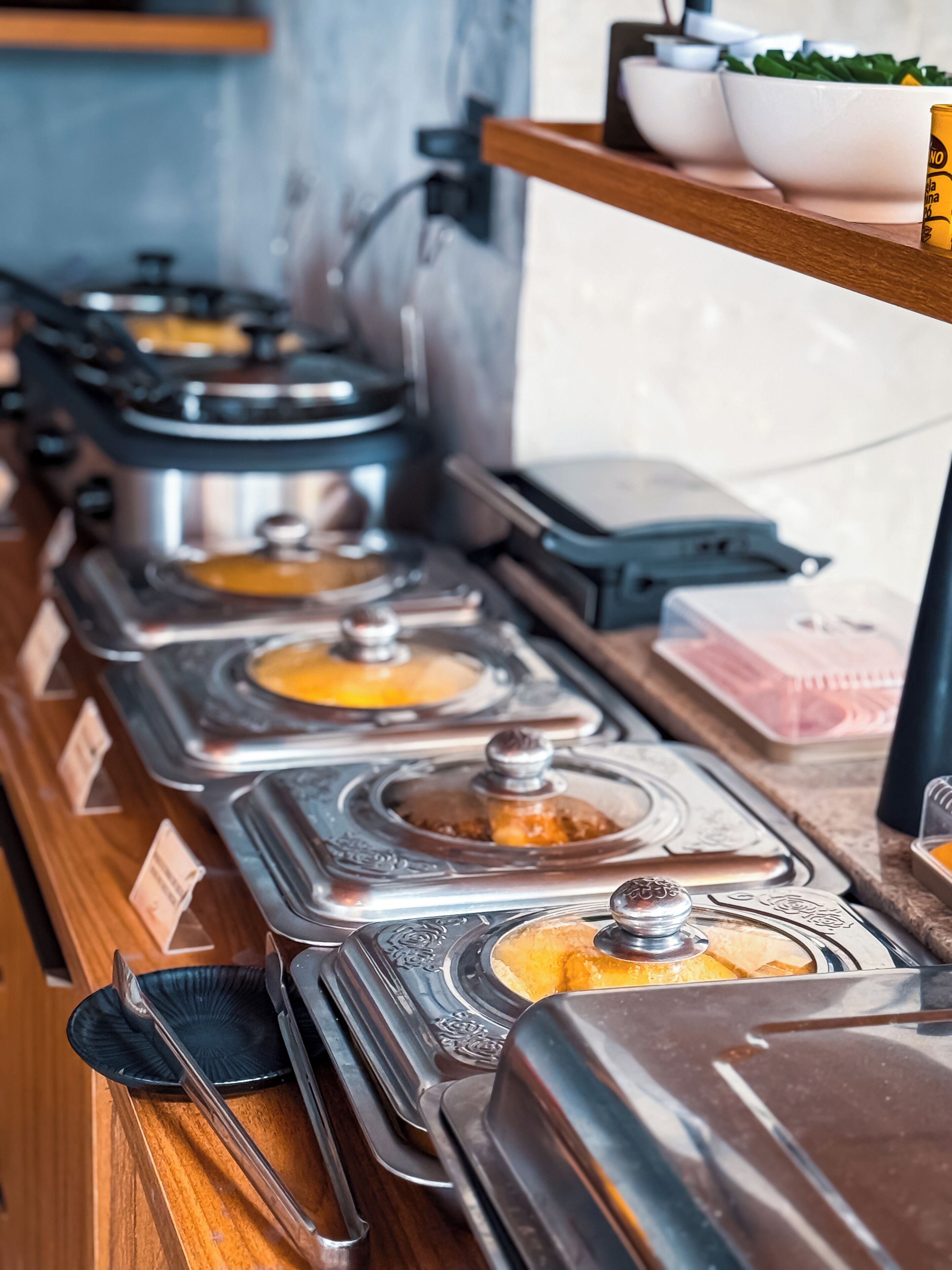 Un montaje tipo bufé con varios dispensadores de comida.