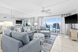 TV, DVD player, offices - Snowbird-friendly Gulf-front condo with outdoor pool & gym (Miramar Beach)