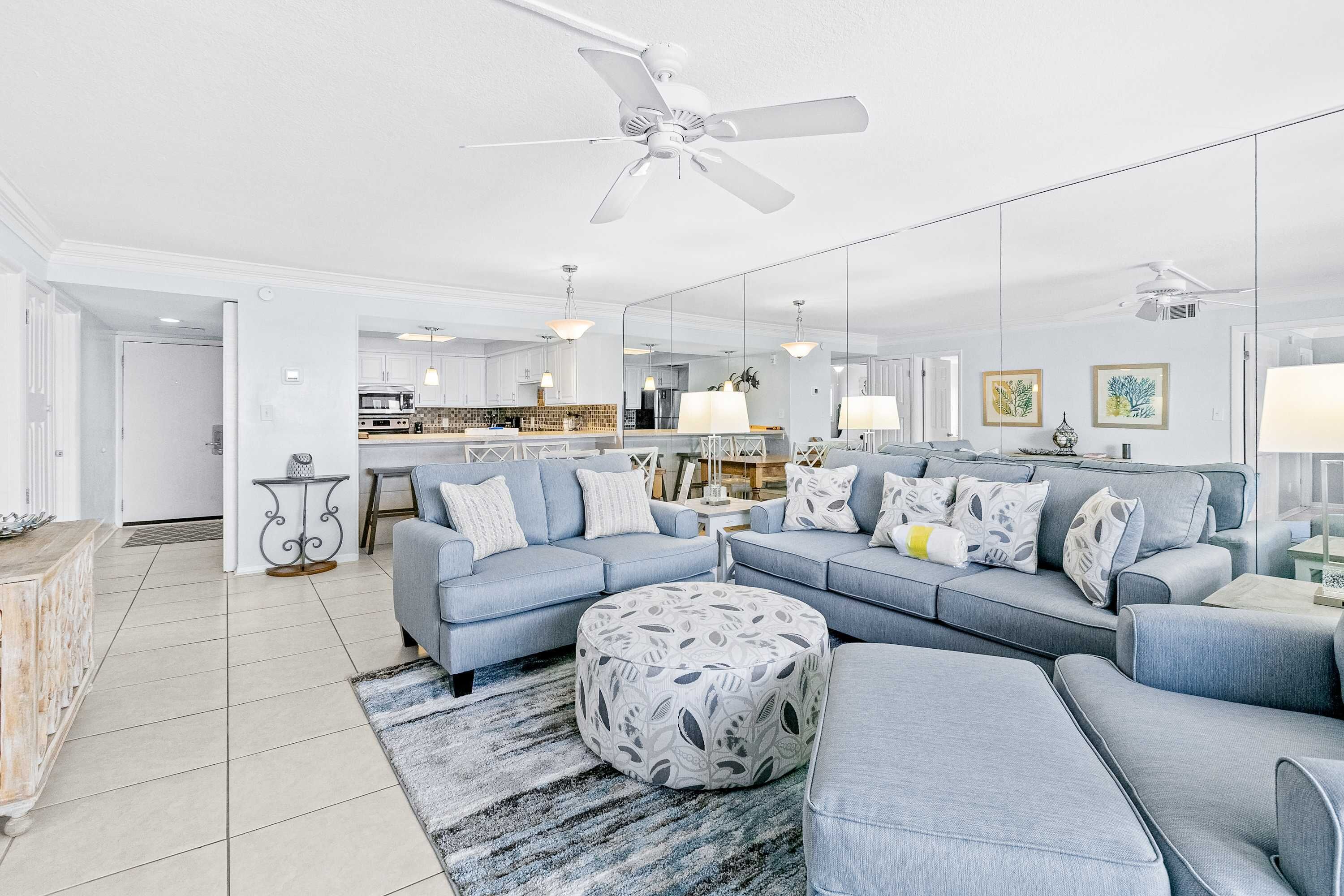 Téléviseur, lecteur de DVD, bureau