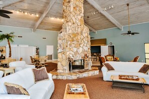 TV, DVD player, offices - Snowbird-friendly Gulf-front condo with outdoor pool & gym (Miramar Beach)