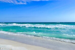 On the beach - Snowbird-friendly Gulf-front condo with outdoor pool & gym (Miramar Beach)