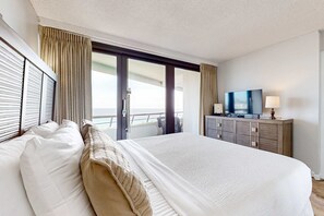 2 bedrooms, iron/ironing board, WiFi, bed sheets - Gorgeious beachview condo with large balcony & shared pool (Miramar Beach)