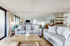 TV, offices - Gorgeious beachview condo with large balcony & shared pool (Miramar Beach)