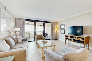 TV, DVD player - Beautiful beachfront condo with shared pool and playground (Miramar Beach)