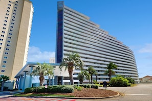 Exterior - Beautiful beachfront condo with shared pool and playground (Miramar Beach)
