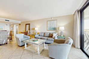 TV, DVD player - Beautiful beachfront condo with shared pool and playground (Miramar Beach)