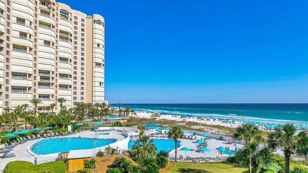 Un hotel con amplia zona de piscina, acceso a la playa y vistas al océano.