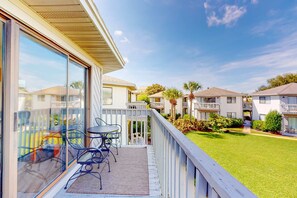 Property grounds - Miramar Beach condo with heated pool on-site, private balcony, washer&dryer, AC (Miramar Beach)
