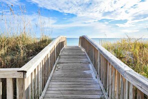 Property grounds - Second floor oceanfront condo w/ ocean view, washer/dryer, AC, and pool access (Fort Walton Beach)