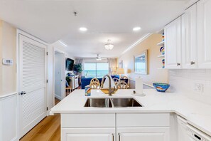 Interior - Second floor oceanfront condo w/ ocean view, washer/dryer, AC, and pool access (Fort Walton Beach)