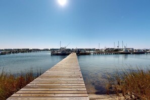 Marina - Cozy waterfront condo with central AC, beach access, on-site pool (Fort Walton Beach)