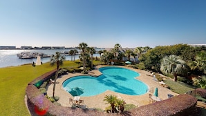 Une piscine avec vue sur le port de plaisance et sur l’eau.
