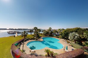 Pool - Cozy waterfront condo with central AC, beach access, on-site pool (Fort Walton Beach)