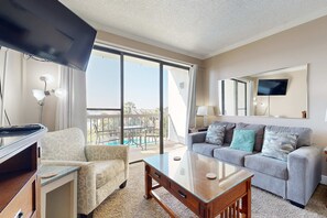 TV, offices - Cozy waterfront condo with central AC, beach access, on-site pool (Fort Walton Beach)