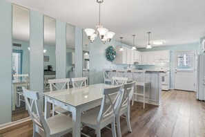 Dining - Cozy coastal condo with shared pool, wifi and beach access (Fort Walton Beach)