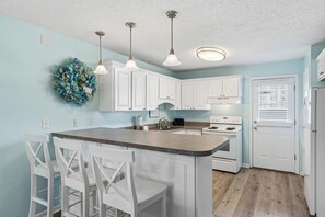 Fridge, microwave, oven, stovetop - Cozy coastal condo with shared pool, wifi and beach access (Fort Walton Beach)