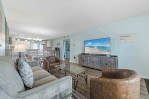 TV, offices - Cozy coastal condo with shared pool, wifi and beach access (Fort Walton Beach)