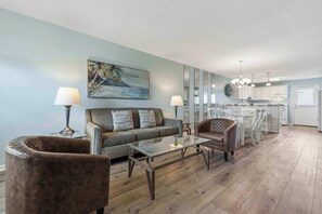TV, offices - Cozy coastal condo with shared pool, wifi and beach access (Fort Walton Beach)