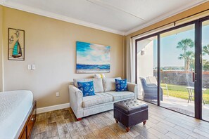 TV, DVD player, offices - Comfy studio suite with pool & picnic area - snowbird-friendly (Fort Walton Beach)