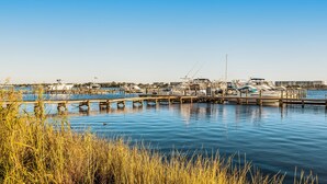 A marina with boats docked, wooden piers, and a clear sky. - Comfy studio suite with pool & picnic area - snowbird-friendly (Fort Walton Beach)