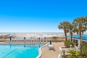 Pool - Sunny, beachfront condo with shared pool, free WiFi, & Gulf views (Fort Walton Beach)