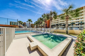 Pool - Open & bright oceanfront condo with on-site pool, tennis (Fort Walton Beach)