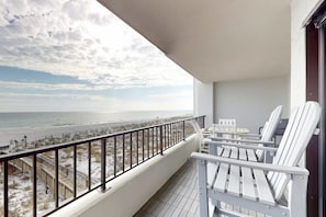 Property grounds - Open & bright oceanfront condo with on-site pool, tennis (Fort Walton Beach)