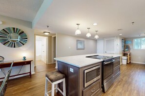 Fridge, microwave, oven, stovetop - Beachfront condo with Gulf views, pool, tennis, gym, & private balcony (Fort Walton Beach)