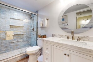 Shower, hair dryer, towels - Beachfront condo with Gulf views, pool, tennis, gym, & private balcony (Fort Walton Beach)