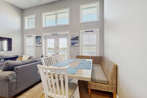Dining - Amazing bay-front townhome - walk to beach - pool, W/D & central AC (Fort Walton Beach)