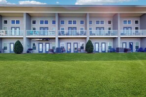 Exterior - Amazing bay-front townhome - walk to beach - pool, W/D & central AC (Fort Walton Beach)