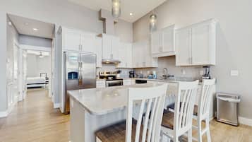 Geladeira, micro-ondas, fogão, cooktop