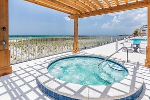 Outdoor spa tub - Blu 105 - Gulf-front condo with pools and seasonal beach service in a gated community (Fort Walton Beach)