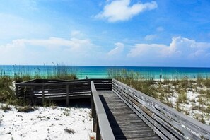 Property grounds - Gorgeous townhouse, plenty of space, family-friendly & close to everything (Pensacola Beach)