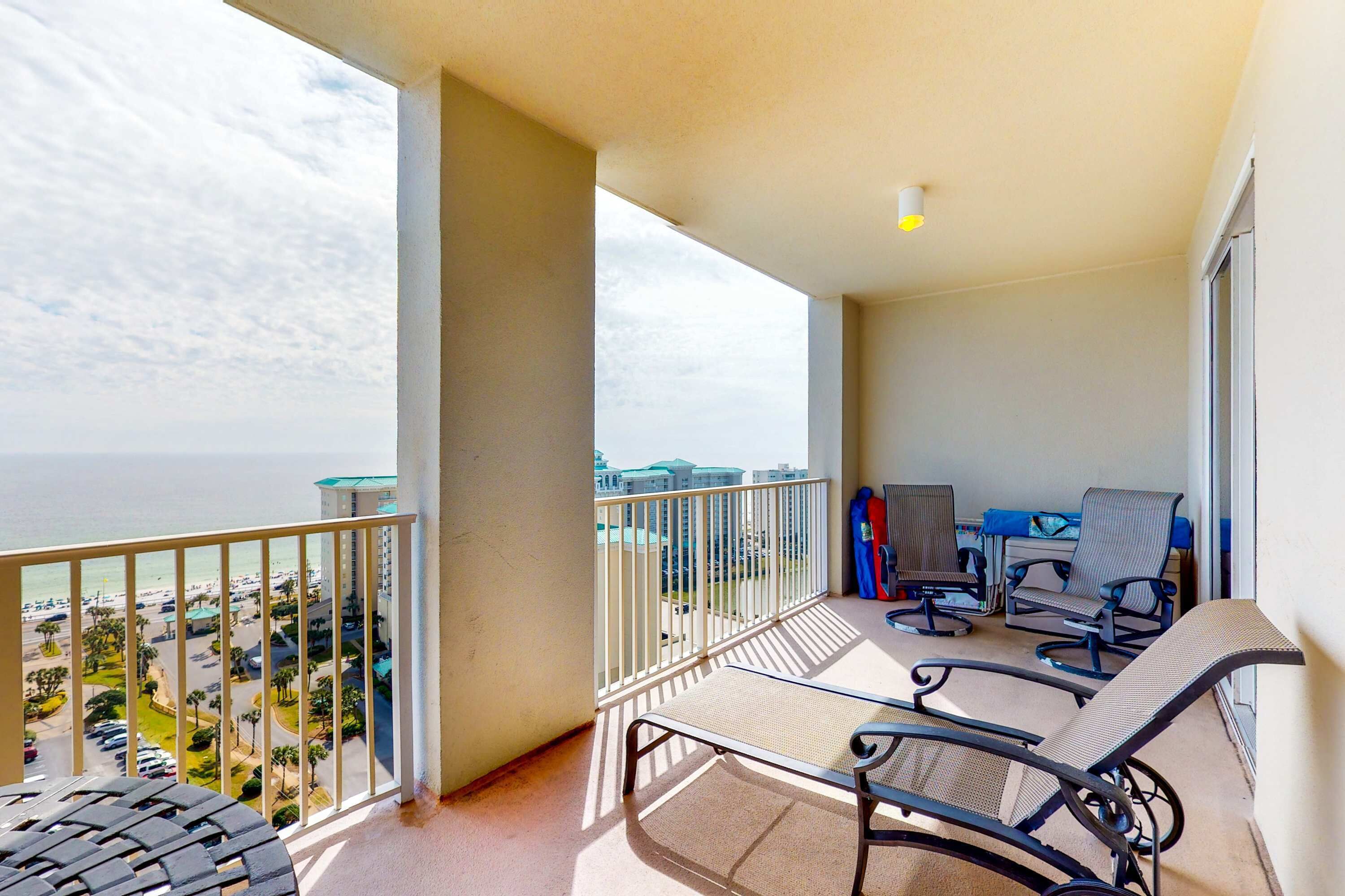Ein Balkon mit Meerblick, einem Tisch und zwei Stühlen.