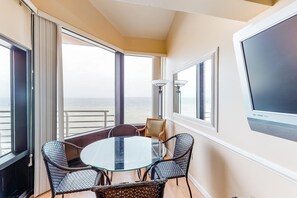 Dining - Inviting condo with bay & ocean views, & pool - steps to the beach (Pensacola Beach)