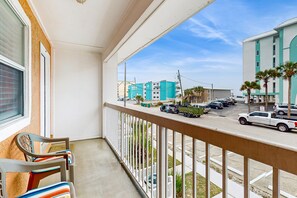 Property grounds - Cozy coastal condo with shared pool, shared washer/dryer, and beach access (Fort Walton Beach)