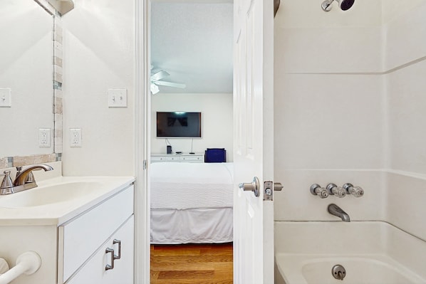 Shower, hair dryer, towels - Cozy coastal condo with shared pool, shared washer/dryer, and beach access (Fort Walton Beach)