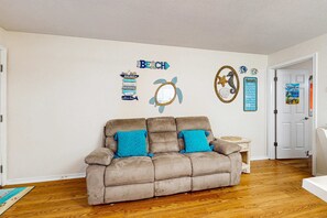 Interior - Cozy coastal condo with shared pool, shared washer/dryer, and beach access (Fort Walton Beach)