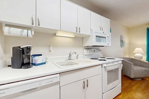 Fridge, microwave, oven, stovetop - Cozy coastal condo with shared pool, shared washer/dryer, and beach access (Fort Walton Beach)