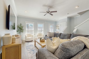 TV, offices - Nautical home downtown close to shopping, restaurants and beaches. (Pensacola)
