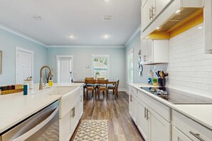 Fridge, microwave, oven, stovetop - Nautical home downtown close to shopping, restaurants and beaches. (Pensacola)