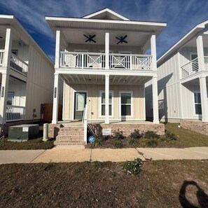 Exterior - Nautical home downtown close to shopping, restaurants and beaches. (Pensacola)