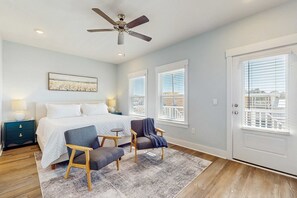 3 bedrooms, iron/ironing board, WiFi, bed sheets - Nautical home downtown close to shopping, restaurants and beaches. (Pensacola)