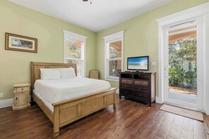 3 bedrooms, iron/ironing board, WiFi, bed sheets - Elegant townhome with balconies, patio, pool & private beach access (Miramar Beach)