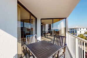 Outdoor dining - Gulf View Condo with WiFi, Balcony, Pools/Hot Tub/Tennis, & Private Beach Access (Miramar Beach)