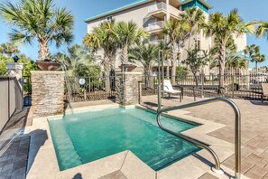 Pool - Modern, ground-floor condo with patio, WiFi, W&D, pool & hot tub - snowbirds OK (Miramar Beach)